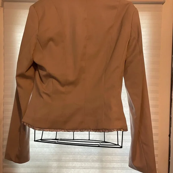 Cute ruffle trim blazer - Picture 3 of 11